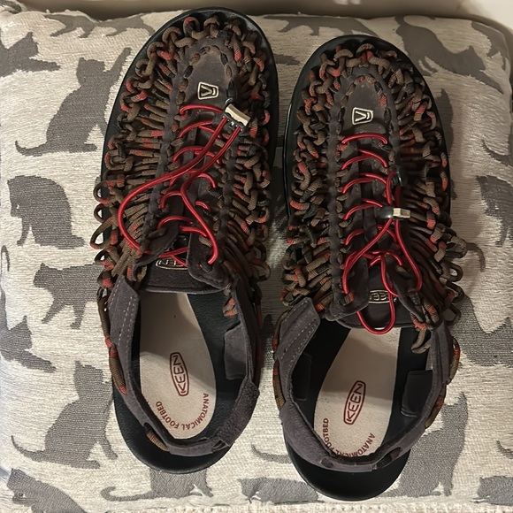 KEEN Uneek ParaCord Bungee Sandals Brown Red Black Mens 12 main image 4